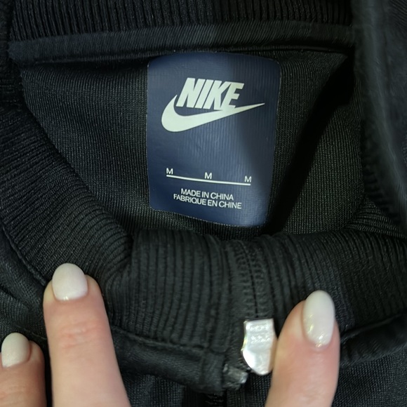 Nike Zipup w chevron pattern & pockets - Picture 2 of 2